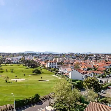 Vue Exceptionnelle Entre Mer Et Golf
